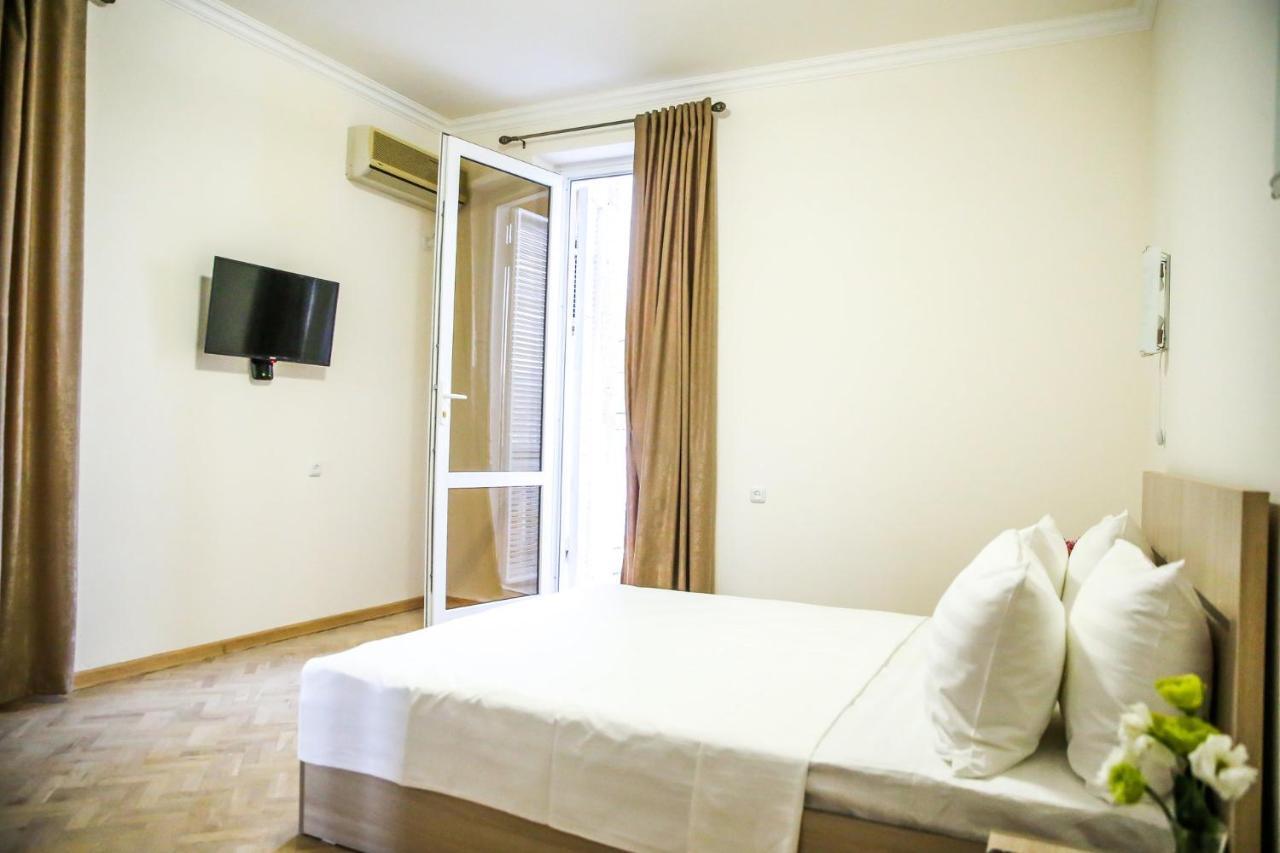 Alba Hotel Jerevan Exteriör bild